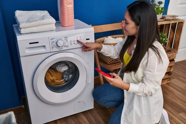 Wanita Hispanik Muda Menyalakan Mesin Cuci Menggunakan Smartphone Ruang Cuci — Stok Foto