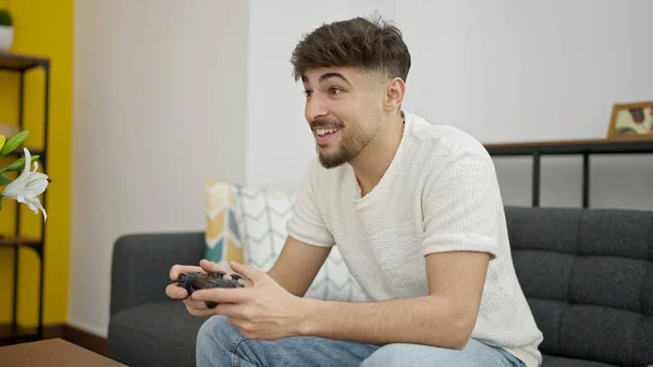 Jovem Árabe Homem Jogando Videogame Sentado Sofá Casa — Fotografia de Stock