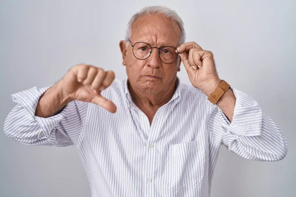 Yaşlı Adam Gri Saçlı Elinde Gözlüklü Kızgın Yüzlü Negatif Işaretli — Stok fotoğraf