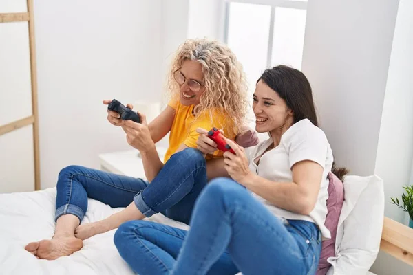 Two Women Mother Daughter Playing Video Game Sitting Bed Bedroom — Stock Photo, Image