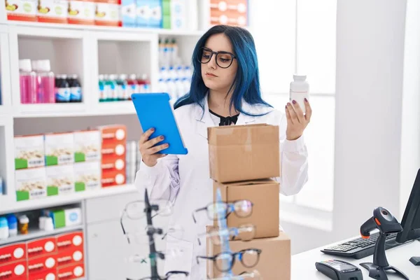 Young Caucasian Woman Pharmacist Using Touchpad Holding Pills Bottle Pharmacy — Foto Stock