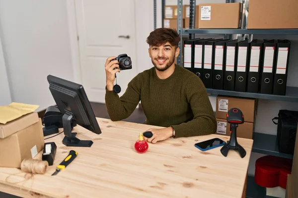 Homem Árabe Com Barba Trabalhando Comércio Eletrônico Pequenas Empresas Tirando — Fotografia de Stock