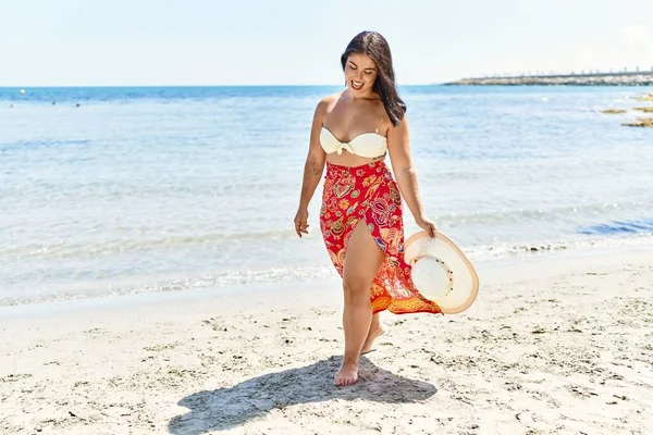 Młoda Piękna Latynoska Turystka Bikini Trzymająca Letni Kapelusz Nad Morzem — Zdjęcie stockowe