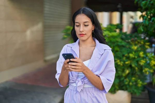 Jonge Mooie Spaanse Vrouw Met Behulp Van Smartphone Met Serieuze — Stockfoto
