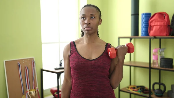 Mulher Africana Treinando Com Halteres Centro Esportivo — Fotografia de Stock