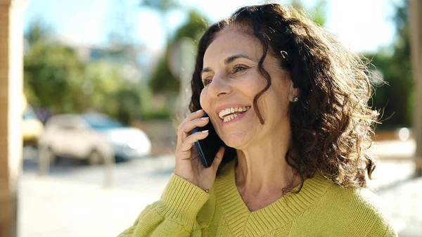 Mujer Hispana Mediana Edad Sonriendo Confiada Hablando Teléfono Inteligente Calle —  Fotos de Stock