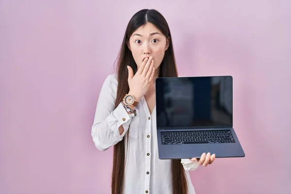 Chinesische Junge Frau Mit Laptop Zeigt Bildschirm Der Mund Mit — Stockfoto