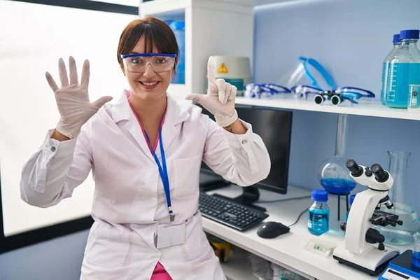 Mladá Brunetka Žena Pracující Laboratoři Vědec Ukazuje Ukazuje Prsty Číslo — Stock fotografie