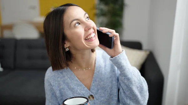 Genç Güzel Spanyol Bir Kadın Akıllı Telefonda Konuşuyor Evde Kahve — Stok fotoğraf
