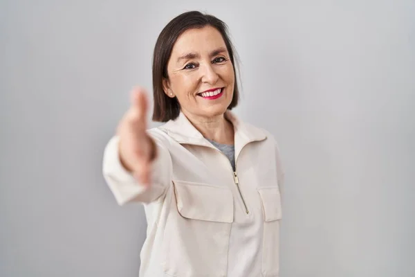 Middle Age Hispanic Woman Standing Isolated Background Smiling Friendly Offering — Fotografia de Stock