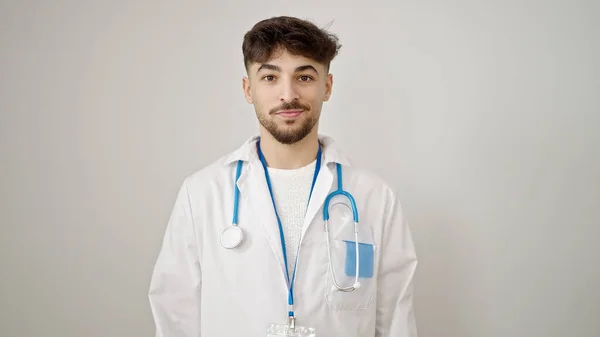 年轻的阿拉伯男子医生面带微笑 自信地站在孤独的白色背景之上 — 图库照片