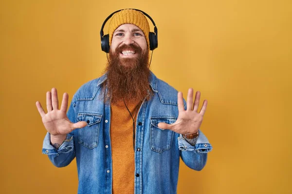 Καυκάσιος Άνδρας Μακριά Γενειάδα Ακούει Μουσική Ακουστικά Που Δείχνουν Και — Φωτογραφία Αρχείου