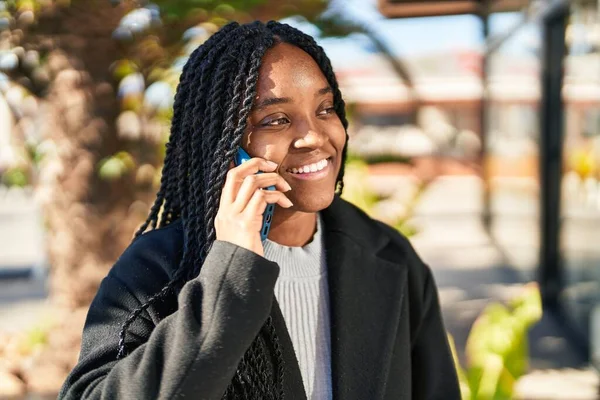 Afro Amerikaanse Vrouw Glimlachen Zelfverzekerd Praten Smartphone Het Park — Stockfoto