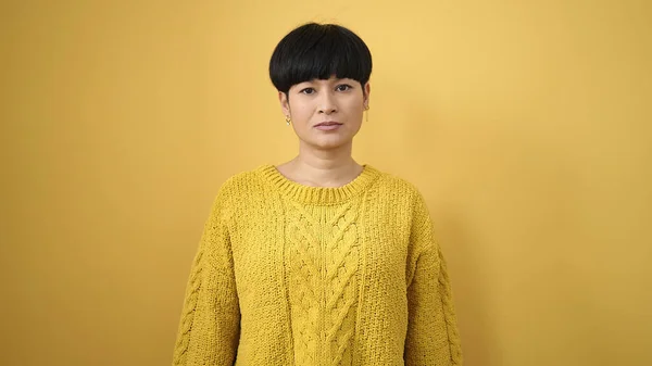 Mladý Číňan Žena Stojící Vážným Výrazem Přes Izolované Žluté Pozadí — Stock fotografie