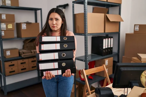 Mujer Latina Joven Que Trabaja Comercio Electrónico Pequeñas Empresas Sosteniendo — Foto de Stock