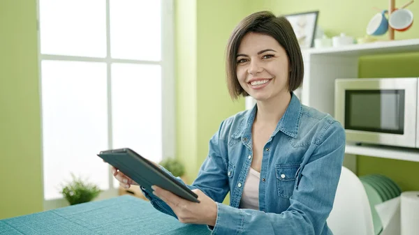 Mujer Caucásica Joven Usando Touchpad Sentado Mesa Casa —  Fotos de Stock