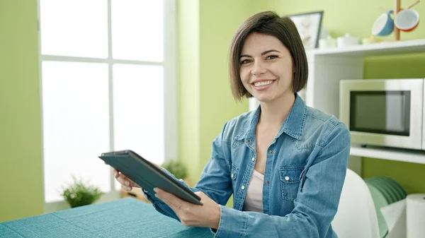 Jovem Caucasiana Usando Touchpad Sentado Mesa Casa — Fotografia de Stock