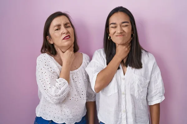 西班牙裔母亲和女儿一起摸着疼痛的脖子 喉头因流感 血块和感染而疼痛 — 图库照片