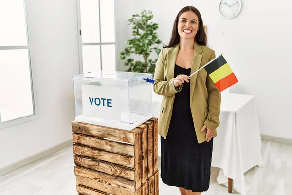 Joven Hermosa Mujer Hispana Sonriendo Confiada Sosteniendo Bandera Bélgica Pie —  Fotos de Stock