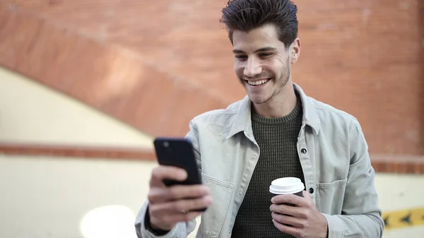 Νεαρός Ισπανός Που Χρησιμοποιεί Smartphone Πίνοντας Καφέ Στο Δρόμο — Φωτογραφία Αρχείου