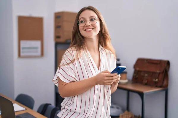 Junge Blonde Geschäftsfrau Lächelt Büro Selbstbewusst Mit Smartphone — Stockfoto