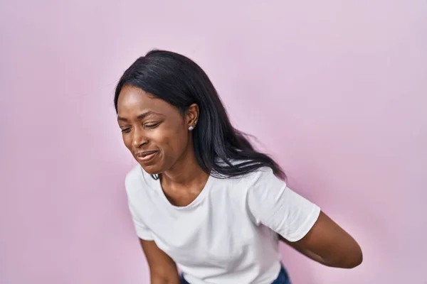 Mujer Joven Africana Con Camiseta Blanca Casual Que Sufre Dolor — Foto de Stock