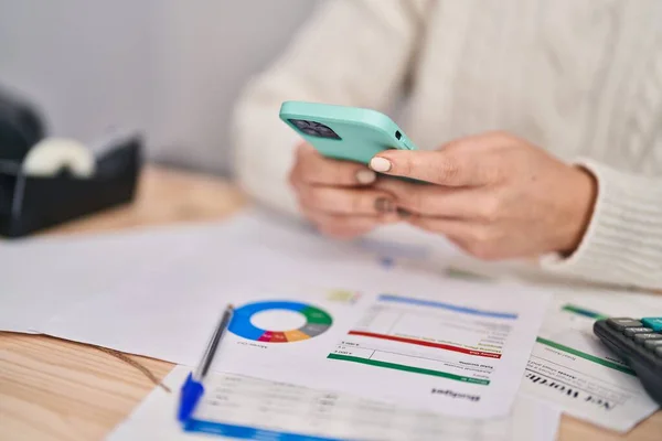 Jonge Vrouw Commerce Zakelijke Werknemer Met Behulp Van Smartphone Kantoor — Stockfoto