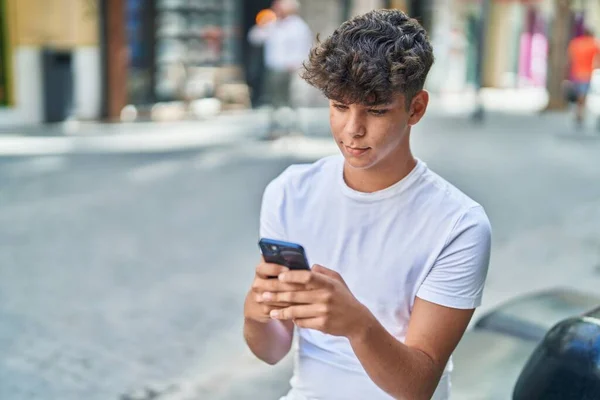 Jeune Adolescent Hispanique Utilisant Smartphone Avec Une Expression Détendue Dans — Photo