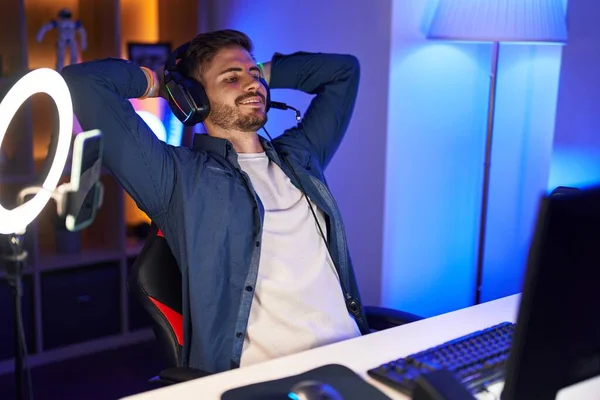 Young Caucasian Man Streamer Smiling Confident Relaxed Hands Head Gaming — ストック写真