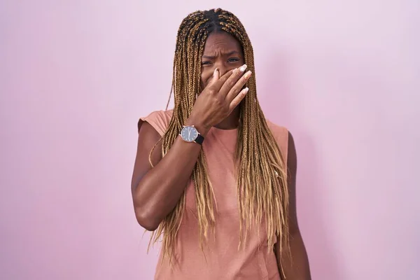 Африканская Американка Плетеными Волосами Стоящая Розовом Фоне Чующая Вонючее Отвратительное — стоковое фото