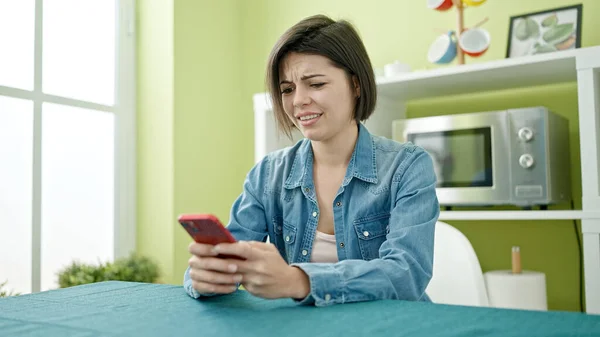 Jonge Blanke Vrouw Met Behulp Van Smartphone Zitten Tafel Thuis — Stockfoto