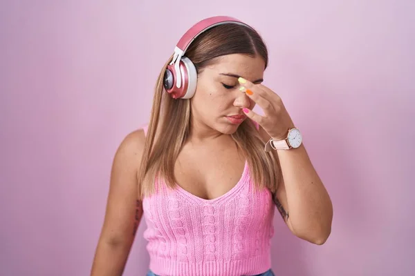 Mujer Rubia Joven Escuchando Música Usando Auriculares Cansados Frotando Nariz — Foto de Stock