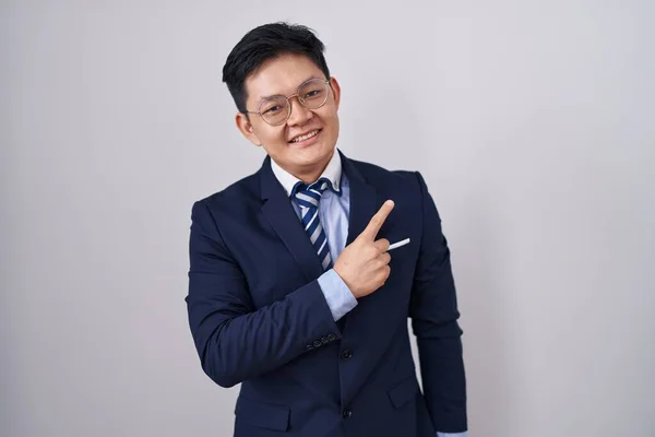 Ung Asiatisk Man Bär Kostym Och Slips Glad Med Ett — Stockfoto