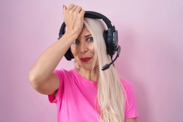 Caucasian Woman Listening Music Using Headphones Surprised Hand Head Mistake — Stock Photo, Image