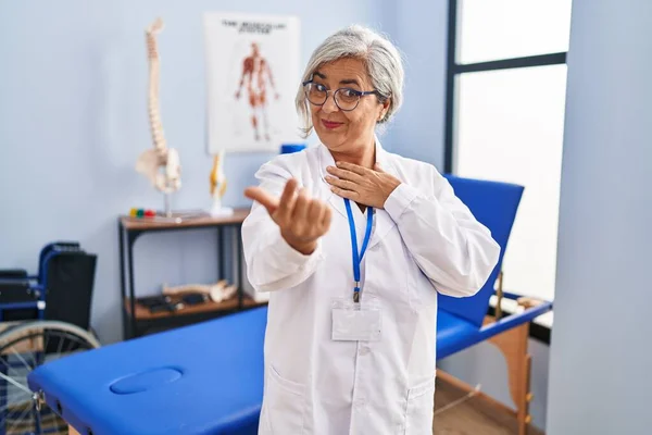 Middle Age Woman Grey Hair Working Pain Recovery Clinic Beckoning — Stock Photo, Image