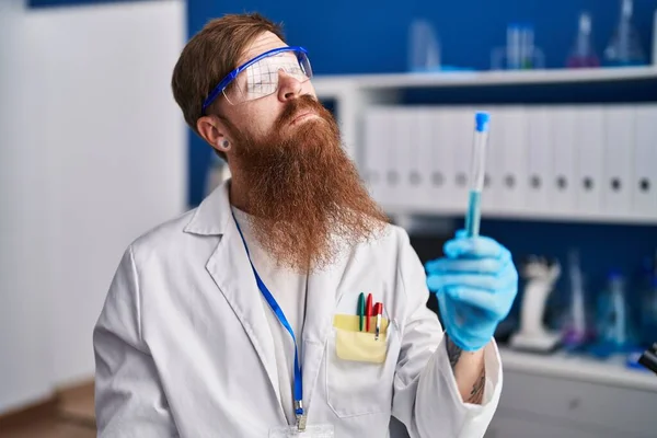 Junger Rotschopf Lächelt Selbstbewusst Labor — Stockfoto