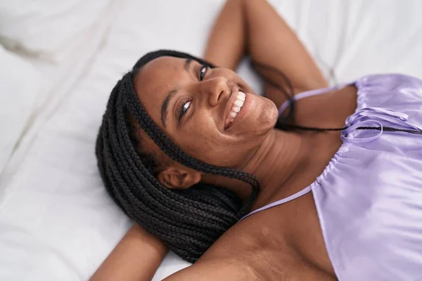 Afro Americano Donna Sorridente Fiducioso Sdraiato Letto Camera Letto — Foto Stock