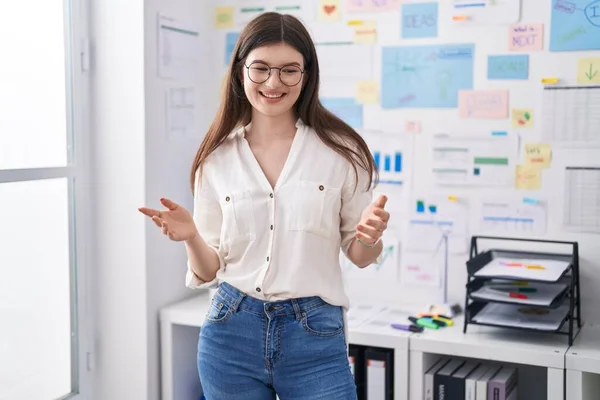 若い白人女性実業家がオフィスで自信を持って話す笑顔 — ストック写真