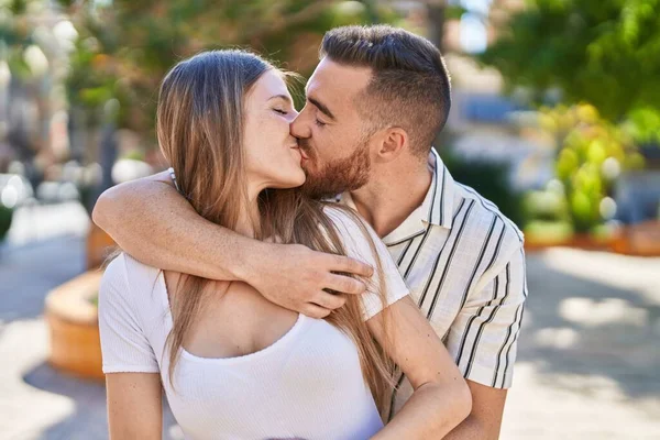 Hombre Mujer Pareja Abrazándose Mutuamente Besándose Parque — Foto de Stock