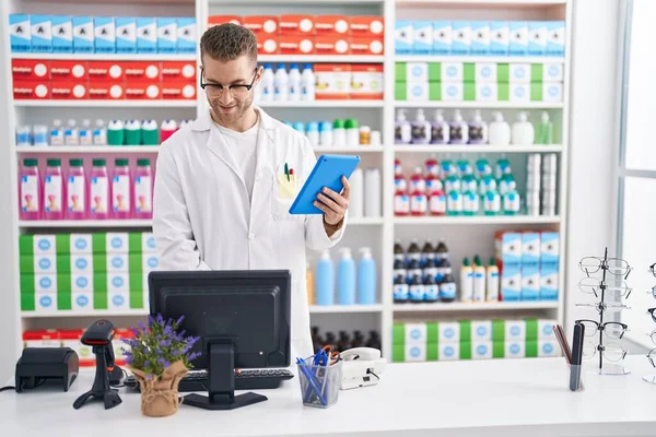 Homem Jovem Caucasiano Farmacêutico Usando Touchpad Computador Farmácia — Fotografia de Stock