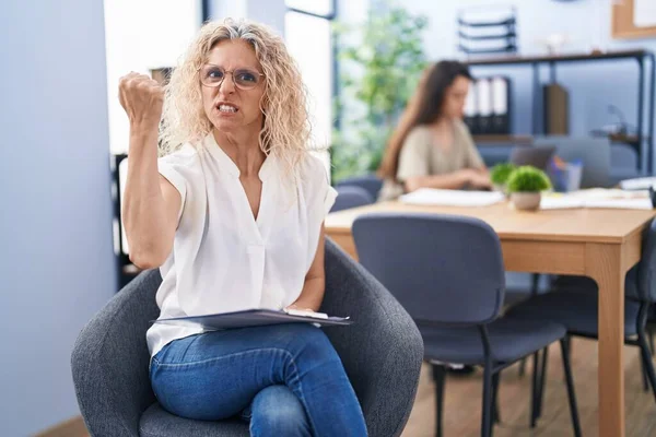 Mujer Mediana Edad Que Trabaja Oficina Sosteniendo Portapapeles Molesto Frustrado —  Fotos de Stock