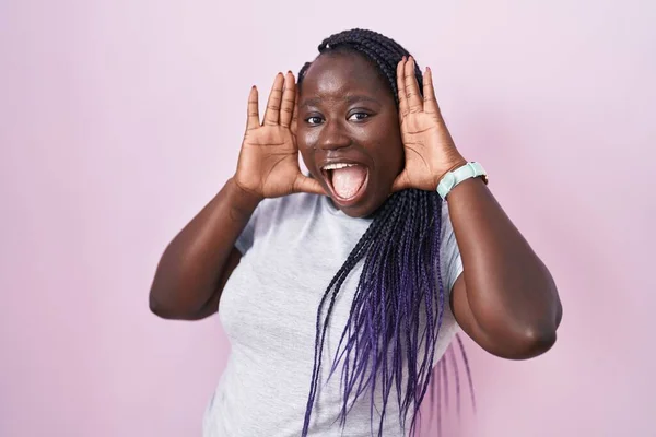 Joven Mujer Africana Pie Sobre Fondo Rosa Sonriente Alegre Jugando —  Fotos de Stock