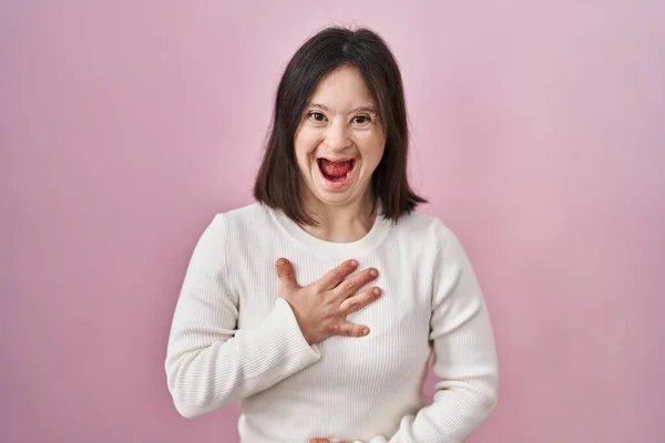 Donna Con Sindrome Piedi Sfondo Rosa Sorridente Ridente Forte Perché — Foto Stock