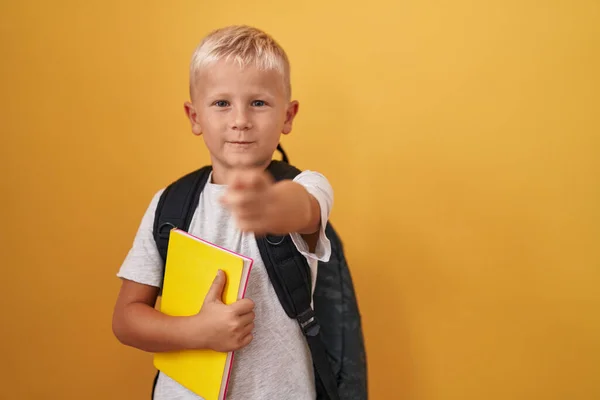 Mały Biały Chłopiec Studenckim Plecaku Trzymając Książkę Wskazując Palcem Aparat — Zdjęcie stockowe