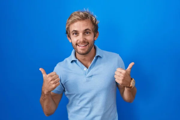 Uomo Caucasico Piedi Sfondo Blu Segno Successo Facendo Gesto Positivo — Foto Stock