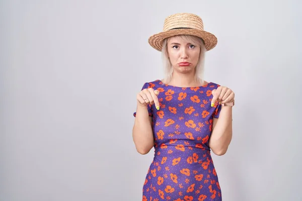 Mujer Caucásica Joven Con Vestido Flores Sombrero Verano Apuntando Hacia — Foto de Stock