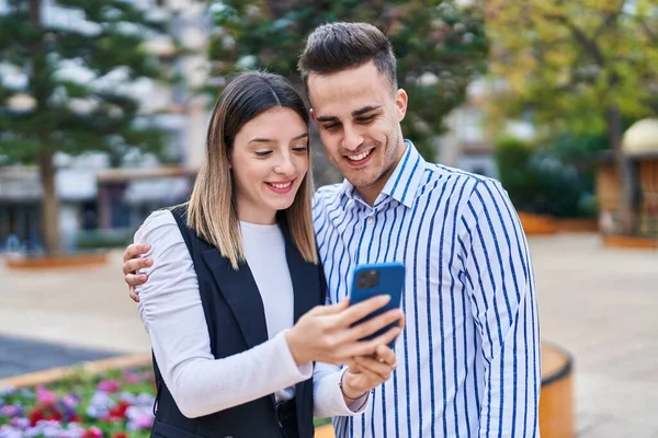 Man Woman Couple Hugging Each Other Using Smartphone Park — Stockfoto