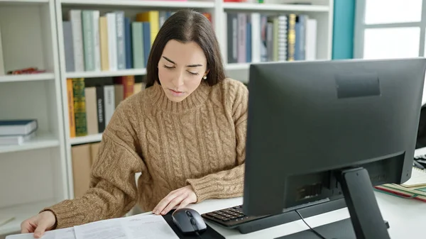 Young Beautiful Hispanic Woman Student Using Computer Reading Document University — Stock Photo, Image