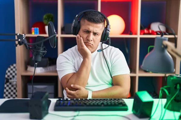 Νεαρός Ισπανόφωνος Παίζει Βιντεοπαιχνίδια Νομίζοντας Ότι Δείχνει Κουρασμένος Και Βαριέται — Φωτογραφία Αρχείου