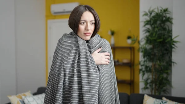 Young Beautiful Hispanic Woman Covering Blanket Cold Home — 스톡 사진